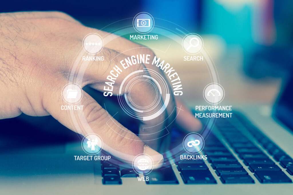 Mann tippt auf einem Laptop, vor ihm ein Icon für Search Engine Marketing, umgeben von Symbolen für Suchleistungs-Messung und Analyse
