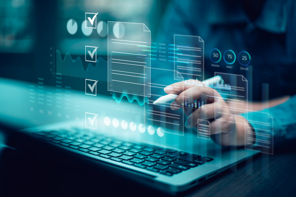 Geschäftsmann nutzt Computer mit virtuellem Bildschirm zur Datenanalyse, Strategieplanung und Entwicklung im Marketing- und Technologiemanagement