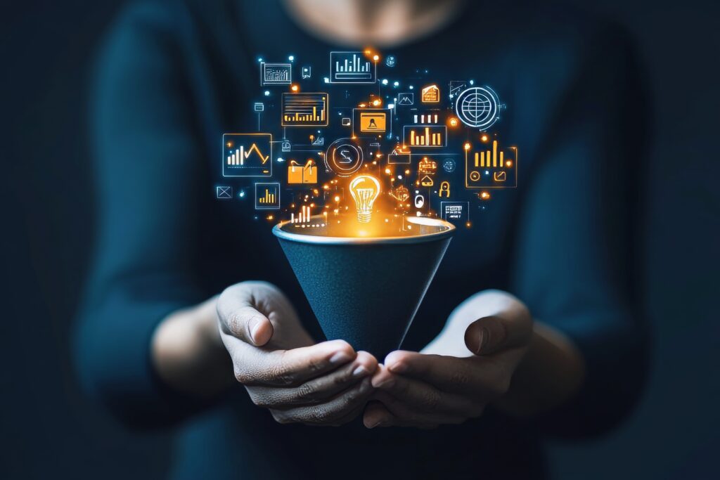 Frau hält einen Becher, aus dem Symbole und Statistiken fliegen – symbolisiert den digitalen Marketing-Funnel und effektive Kundengewinnung