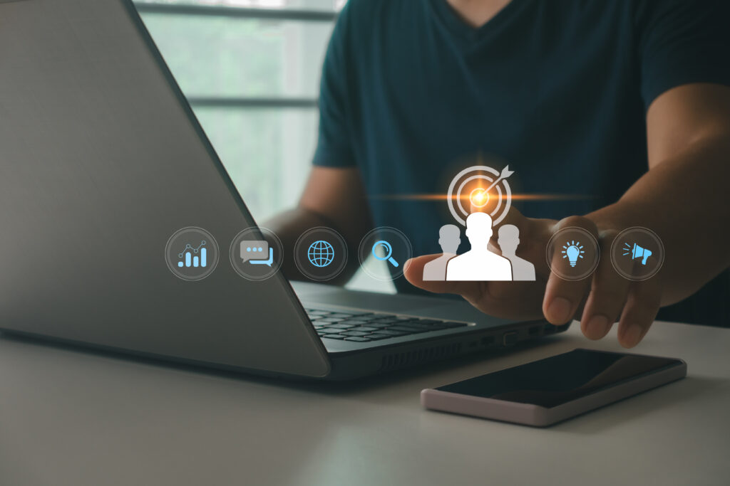 Geschäftsmann tippt auf Bildschirm mit digitalem Marketingplan, personalisierten Strategien und Analysen zum Kundenverhalten und Buyer Persona