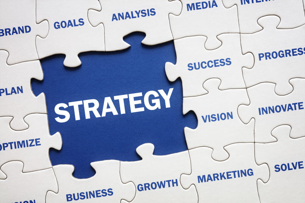 Geschäftliche Lösungsstrategie dargestellt durch ein Puzzleteil, symbolisiert durch das Zusammensetzen von Ideen und Strategien