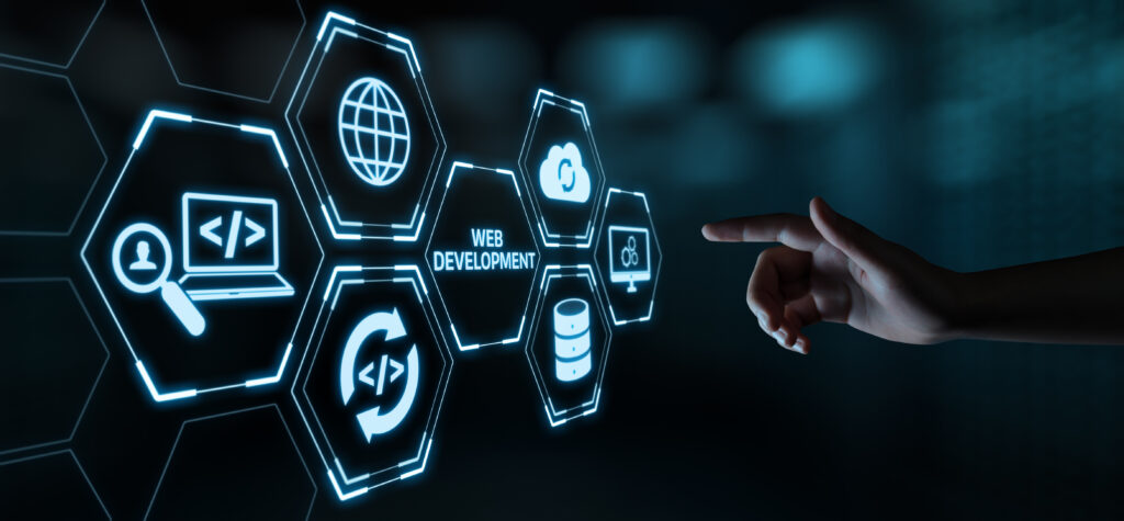 Hand zeigt auf futuristischen Bildschirm mit wabenförmigen Symbolen und dem Begriff „Webdevelopment“ sowie Icons für Code und Design