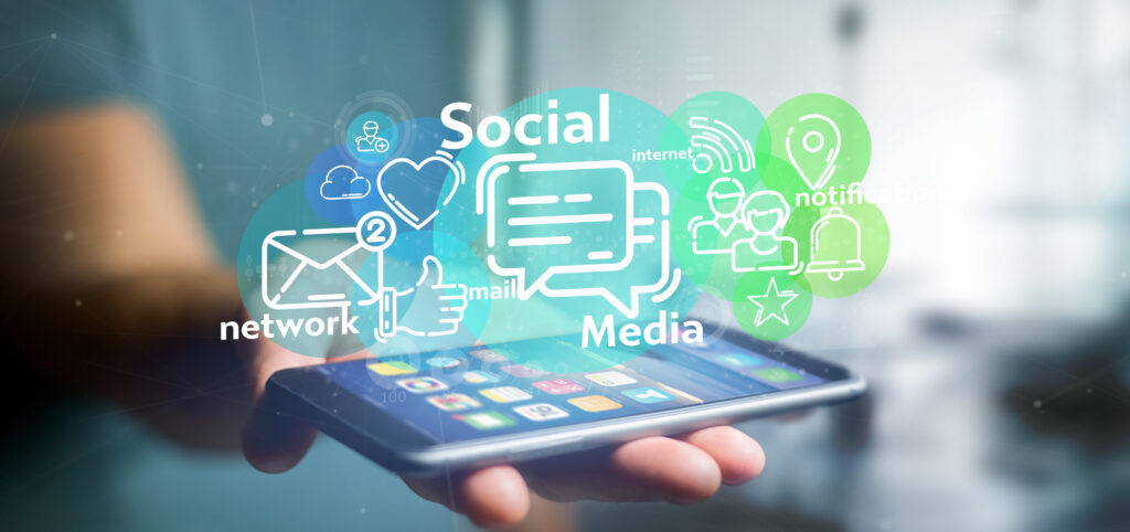 Geschäftsmann hält eine schwebende Wolke aus Social-Media-Netzwerk-Icons in der Hand – Symbol für digitale Vernetzung und Kommunikation
