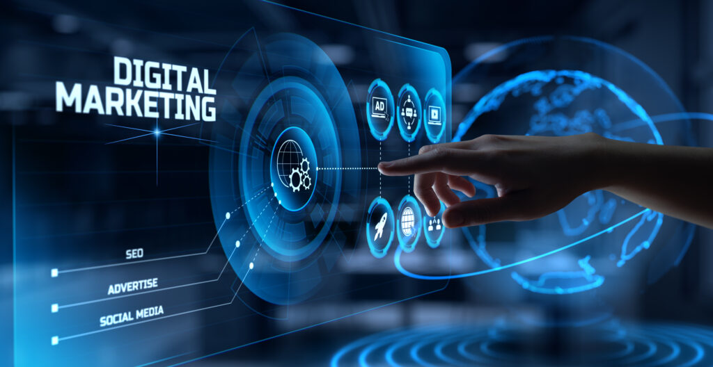 Hand zeigt auf futuristischen Bildschirm mit der Überschrift „Digital Marketing“ und Symbolen für SEO, Werbung und Social Media