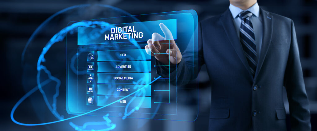 Mann im Anzug berührt futuristischen Bildschirm mit der Aufschrift „Digital Marketing“ und Symbolen für SEO, Werbung und Social Media