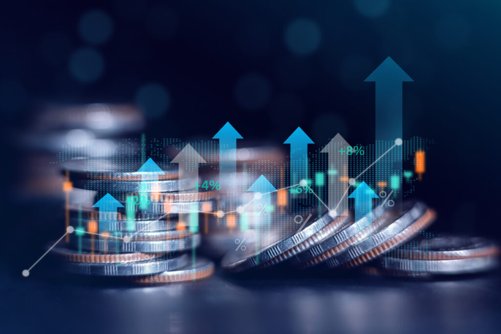 Finanz- und Investitionskonzept mit Münzstapel und Finanzdiagramm – symbolisiert Kapitalgewinne, wirtschaftliches Wachstum und Marktberichte