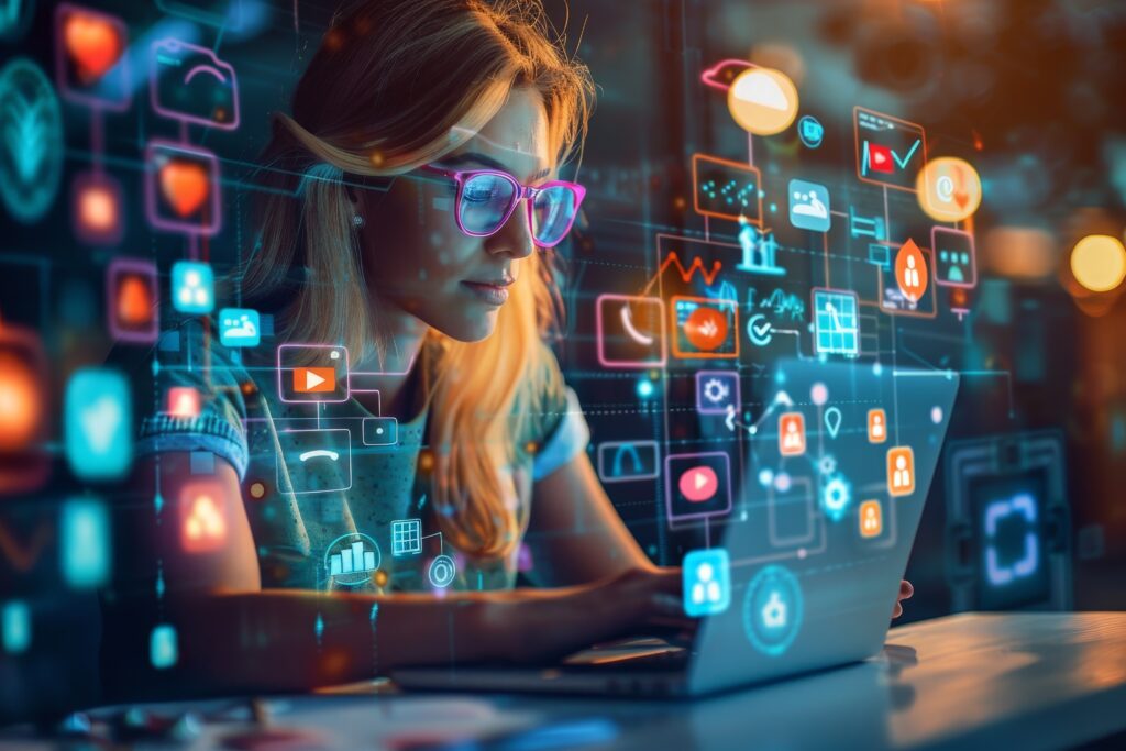 Frau arbeitet am Laptop in einem interaktiven Workspace, umgeben von Icons – symbolisch für digitales Engagement und Social Media Management